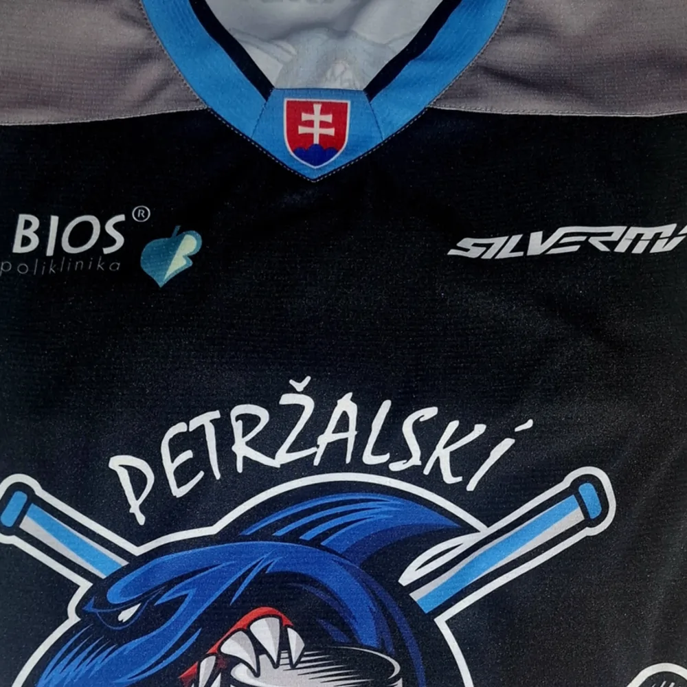 Čierny dres Petržalskí Žraloci AHK