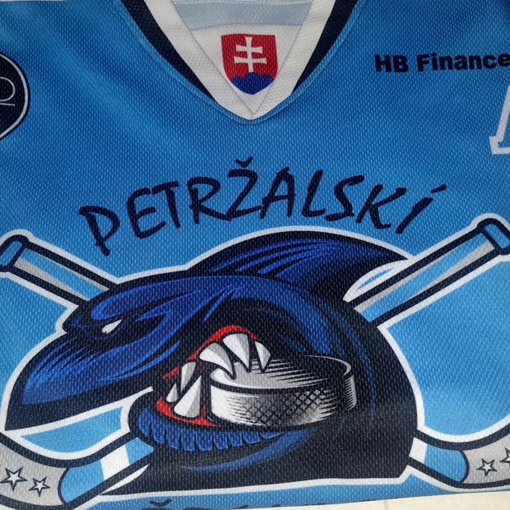 Modrý dres Petržalskí Žraloci AHK